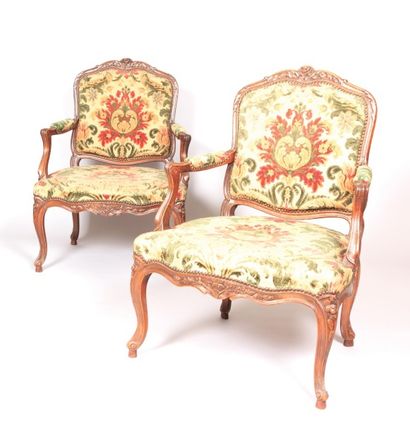 null Paire de fauteuils en bois naturel mouluré

et sculpté à décor de fleurettes...
