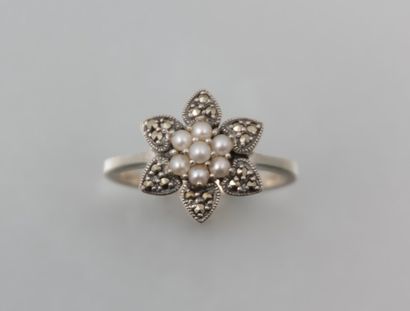 null Bague en argent figurant une fleur à six pétales, le bouton en perles de culture,...