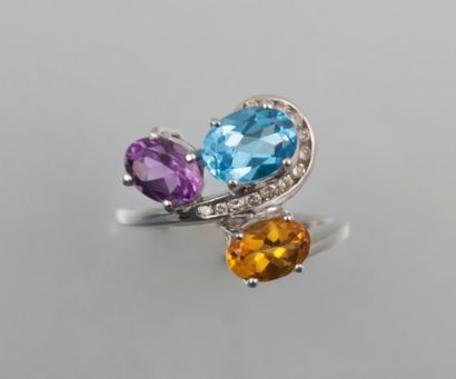 null Bague en or blanc sertie d'une topaze bleue, une citrine et une améthyste montées...