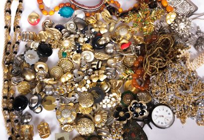 null Lot de bijoux fantaisies en divers matériaux dont broches, montre de gousset,...