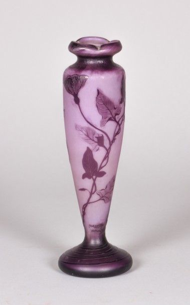 null DELATTE NANCY

Vase soliflore en verre multicouche à décor dégagé à l'acide...