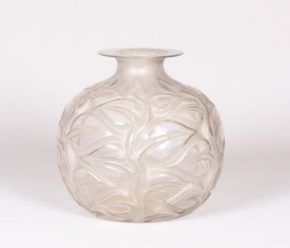 null LALIQUE

Vase spéhrique en verre à décor de feuillages en relief sur fond givré...