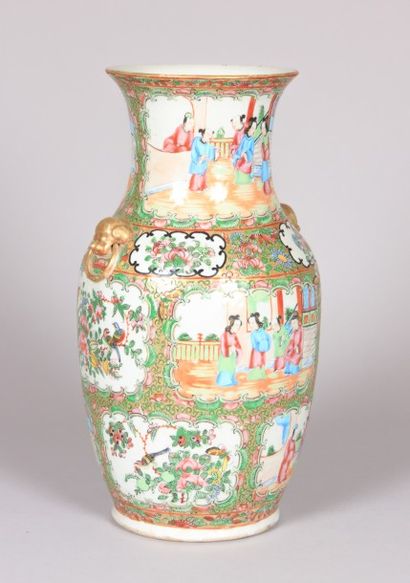 null CHINE - CANTON 

Vase de forme balustre en porcelaine orné dans des réserves...