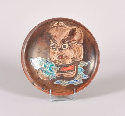null JAPON

Assiette en terre cuite vernissée à décor d'un masque.

Fin du XIXème...