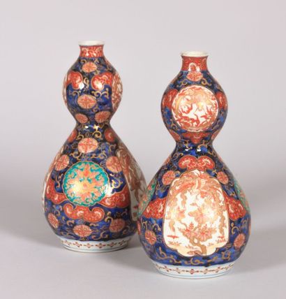 null JAPON

Paire de vases de forme coloquinte en porcelaine à décor dit Imari d'oiseaux...