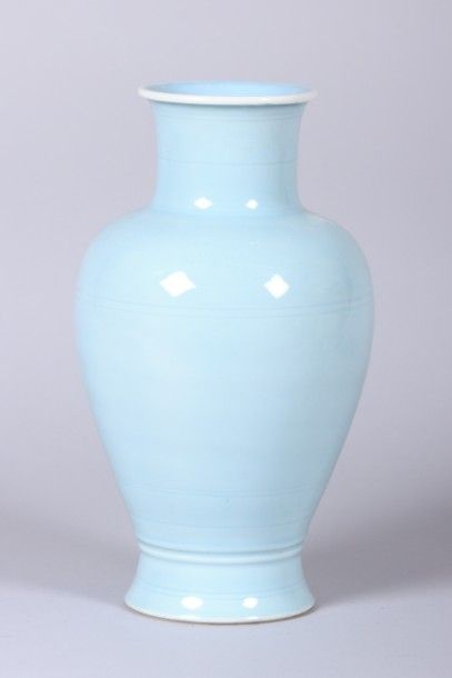 null CHINE

Vase balustre en porcelaine céladon, l'épaule bombée à décor "secret"...