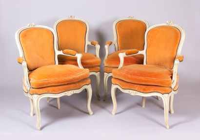 null Suite de quatre fauteuils en bois mouluré, sculpté, laqué beige et rechampi...