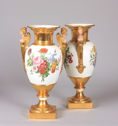 null PARIS

Paire de vases en porcelaine blanche de forme balustre posant sur une...