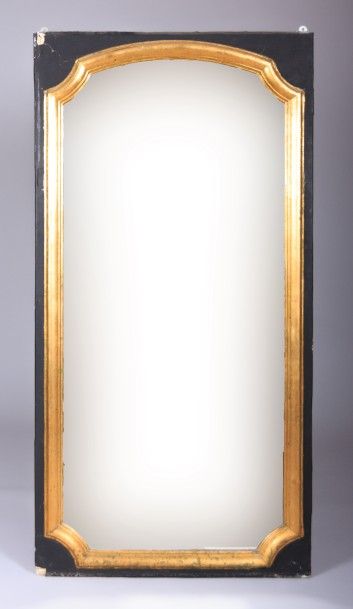 null Miroir en bois doré posant sur un support laqué noir, les angles concaves

XIXème...