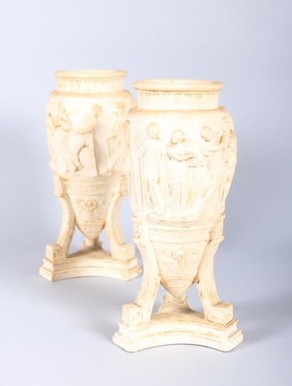 null Paire de vases en plâtre en forme d'amphore posant sur trois pieds cambrés soulignés...