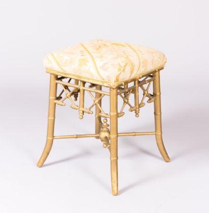 null Tabouret en bois naturel mouluré et doré, l'assise carrée est soulignée d'une...