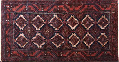 null BELOUTCH

Tapis en laine à décor de motifs losangiques en frises

182 x 99 ...