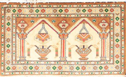 null ARDEBIL

Tapis en laine à décor de deux motifs architecturaux

105 x 59 cm