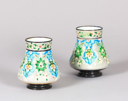 null BORDEAUX - Manufacture Jules Vieillard

Paire de vases en faïence fine à décor...