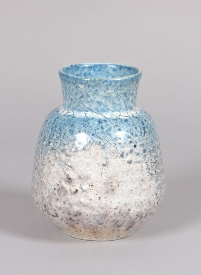 null ACCOLAY

Vase en terre cuite à décor craquelé en camaïeu bleu, le col reserré

Marqué...