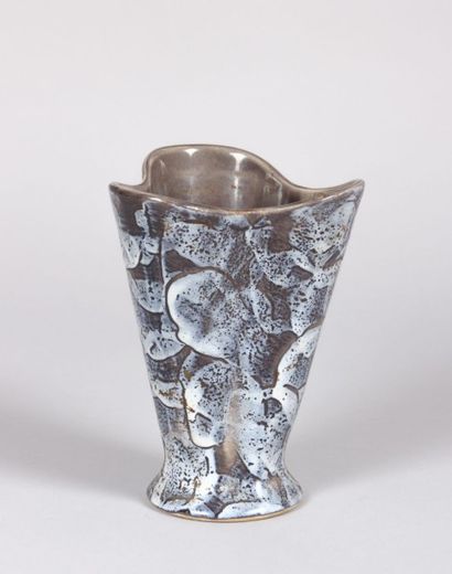 null VALLAURIS

Vase de forme trilobée en terre cuite à émail de gris nuancé à décor...