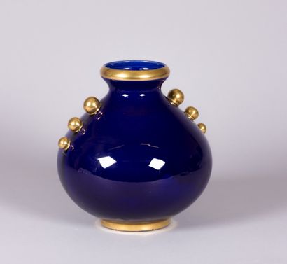 null TOURS - Manufacture Jaget & Pinon

Vase de forme ovoïde en faïence bleu nuit,...