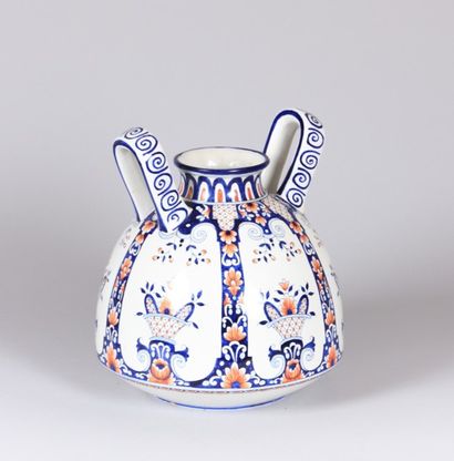 null QUIMPER - Manufacture Henriot

Vase de forme cloche en faïence à décor sur la...