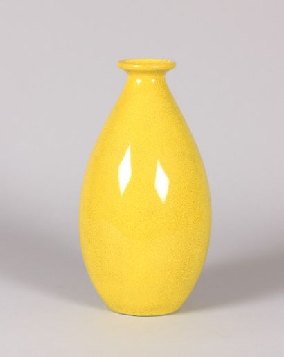 null LA LOUVIERE - Manufacture Boch

Vase en faïence craquelée jaune de forme ovoïde.

Marque...