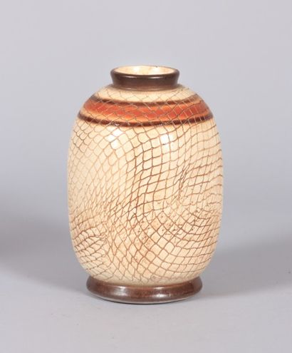 null Vase en céramique de forme ovoïde à décor vernissé de motifs d'écaille, il repose...