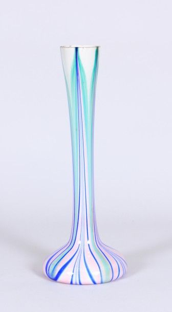 null Vase soliflore à panse aplatie et long col en verre teinté rose, vert et bleu.

XXème...