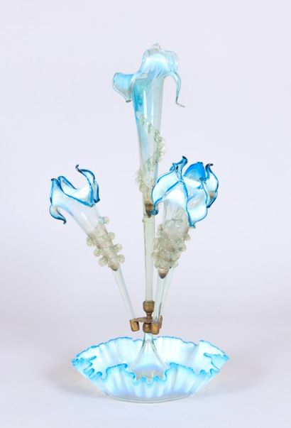 null MURANO

Pique-fleurs en verre soufflé opalescent et filets bleus à quatre branches...