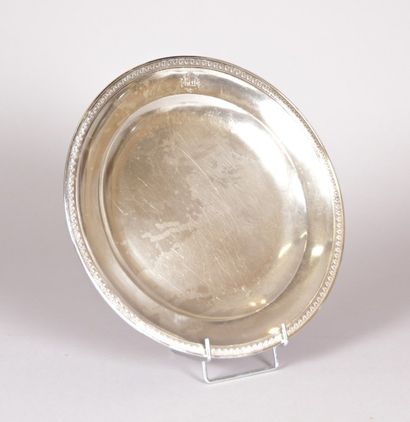 null Plat rond en argent (1819-1838), l'aile présente des armoiries, la bordure ourlée...