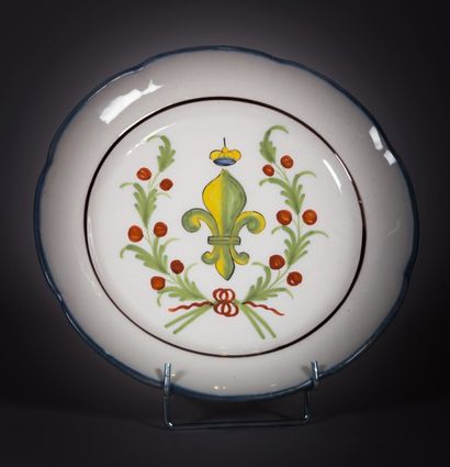 null WALY (Argonne)

Assiette en faïence à décor polychrome d'une fleur de lys surmontée...