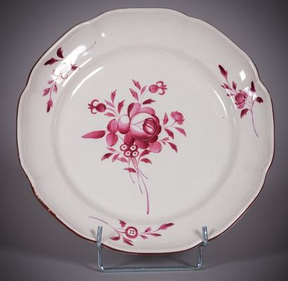 null EST

Deux Assiette en faïence à décor de rose en camaïeu rouge

Fin du XVIIIème...