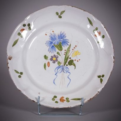 null Paire d'assiette en faïence à décor d'un bouquet enrubanné traité en polychromie,...