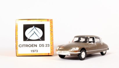null NOREV (CH)

Citroën DS 23 Pallas 1973 - N°KD9596

Echelle 1/43

(bon état général,...