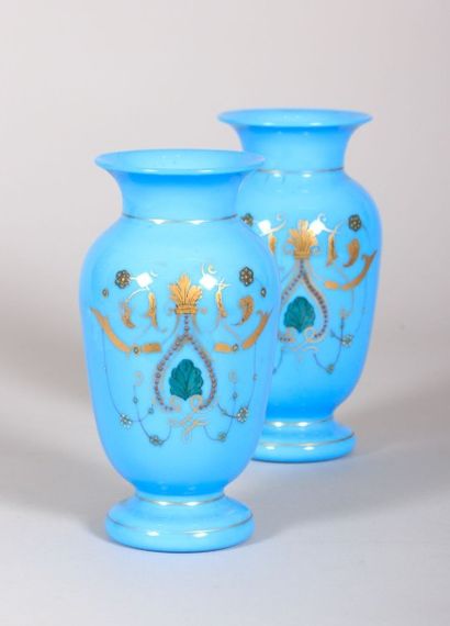 null Paire de petits vases en opaline bleue à décor émaillé et doré

XIXème siècle

(usures)...