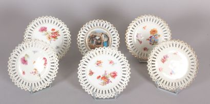 null Ensemble de six assiettes en porcelaine à décors imprimés de fleurs et d'une...
