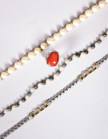 null Lot de bijoux fantaisie composé d'un collier de perles bicolores, d'un collier...