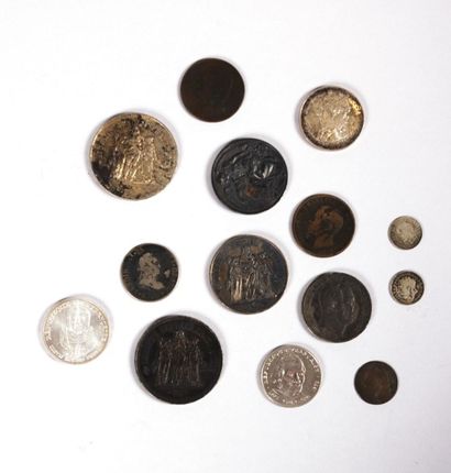 null Lot de pièces de monnaie et jetons comprenant une piéce de 50frcs 1977, une...