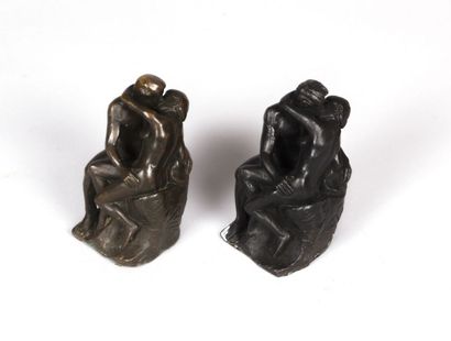 null Deux statuettes en bronze représentant le Baiser de Rodin.

Dans son étui "Edition...