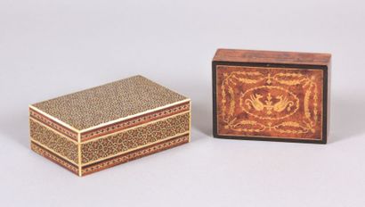 null Boite en placage de loupe et marqueterie de bois clair, le couvercle à décor...