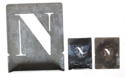 null Trois lettres prochoir en zinc "N"

Haut. : 10 cm - Larg. : 8 cm 

Haut. : 4,5...