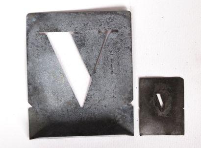 null Deux lettres prochoir en zinc "V"

Haut. : 10 cm - Larg. : 8 cm 

Haut. : 4,5...