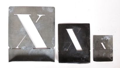 null Trois lettres prochoir en zinc "X"

Haut. : 10 cm - Larg. : 8 cm 

Haut. : 7,5...