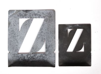null Deux lettres prochoir en zinc "Z"

Haut. : 10 cm - Larg. : 8 cm 

Haut. : 7,5...