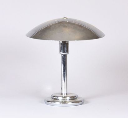null Lampe de bureau en métal chromé posant sur une base ronde à gradin, le fût colonne,...
