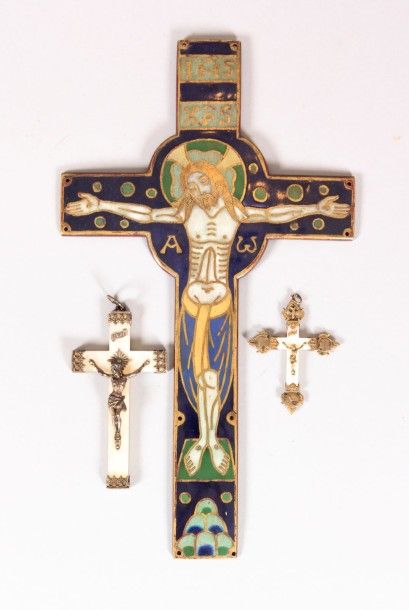 null Croix en bronze en émail champlevé à rehauts dorés figurant un Christ en croix...