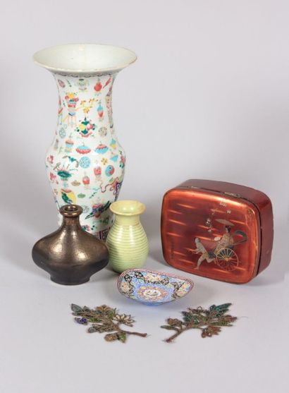 null Lot composé d'un vase gu en porcelaine polychrome à décor d'ustensiles (féle,...