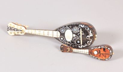 null Deux mandolines miniatures en placage d'écaille et os à incrustations de nacre,...