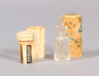 null Boîte cylindrique en os à décor peint de fleurs et carquois, le bouchon à vis...