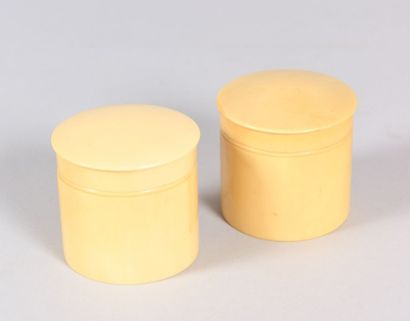 null Deux boites de forme ronde

(usures)

Haut. : 8 cm - Diam. : 9 cm