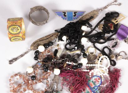 null Lot de bijoux fantaisie tels que bracelets en métal de type marocains, chapelet,...