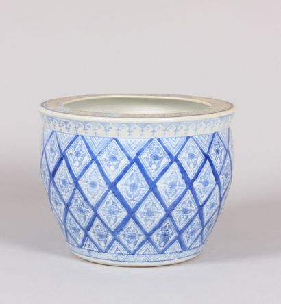 null CHINE 

Cache-pot en porcelaine blanche à décor en camaïeu bleu de réserves...