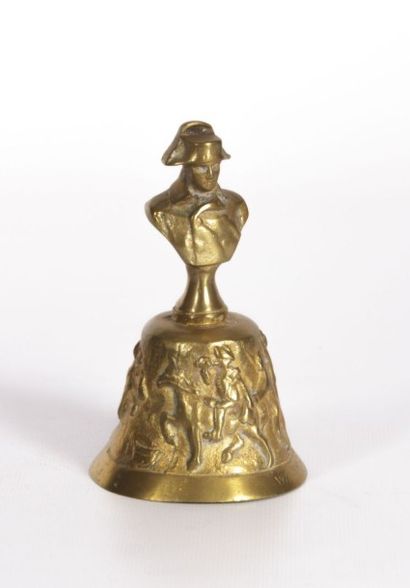 null Clochette de table en bronze figurant Napoléon en buste, le clocheton figurant...